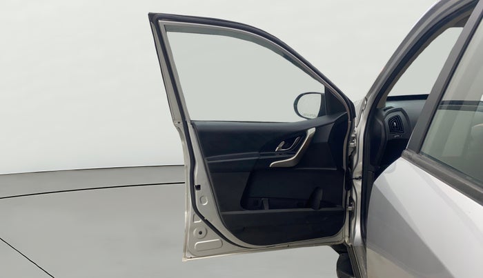 2018 Mahindra XUV500 W7, Diesel, Manual, 90,668 km, LHS Front Door