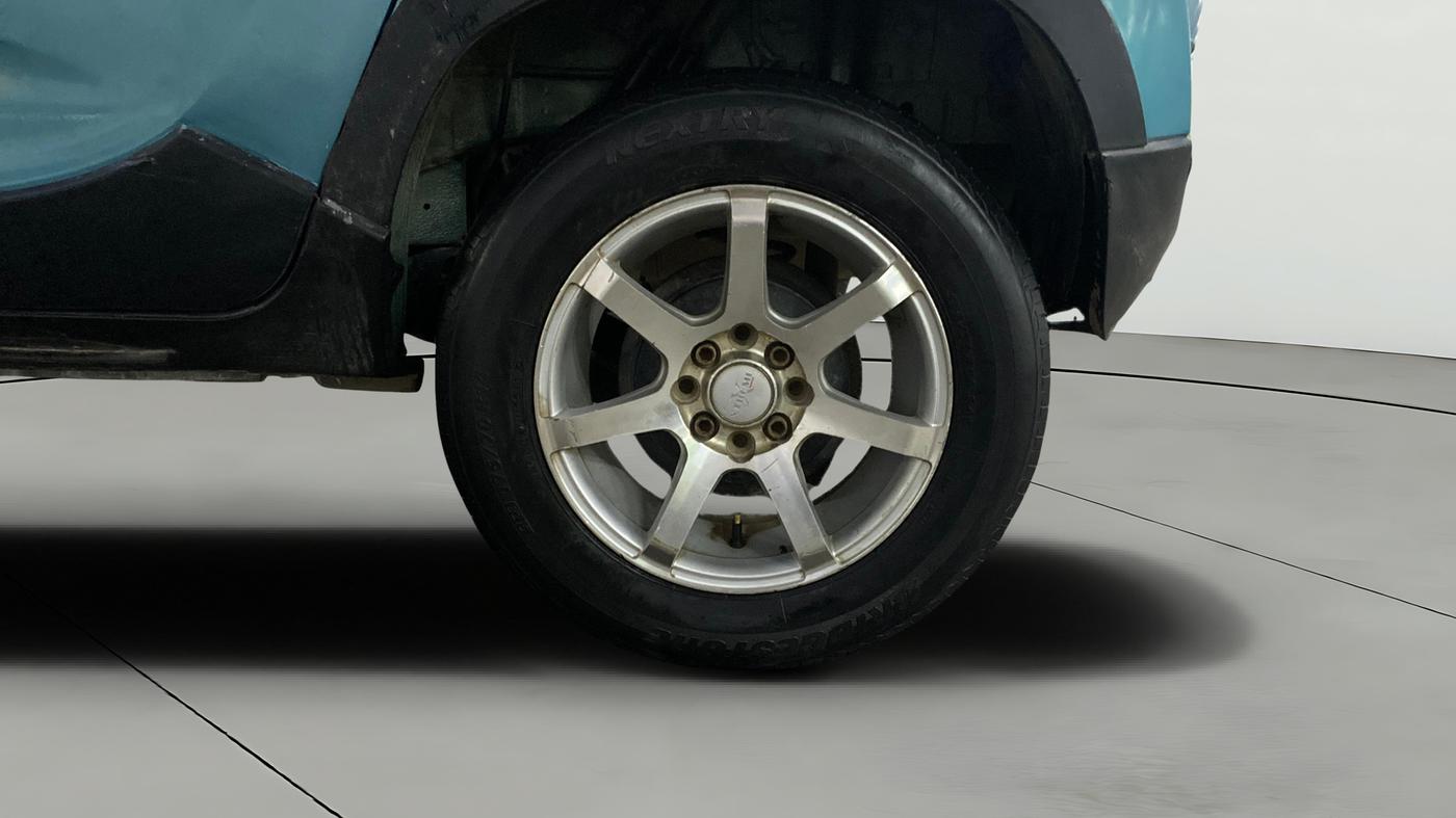 2015 Mahindra Kuv100 K8 6 STR, Petrol, Manual, 33,801 km, Left Rear Wheel