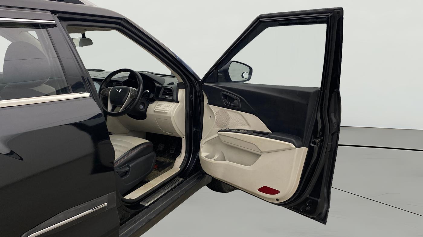 2022 Mahindra XUV300 W4 1.2 PETROL, Petrol, Manual, 1,08,779 km, RHS Front Door
