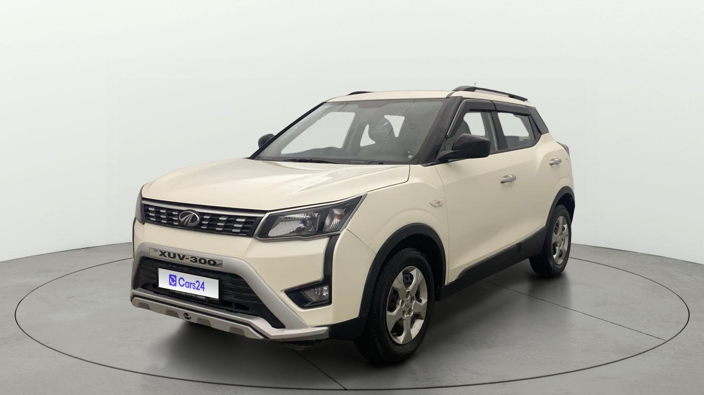 2020 Mahindra XUV300 W6 1.2 PETROL, Petrol, Manual, 1,23,203 km, Left Front Diagonal