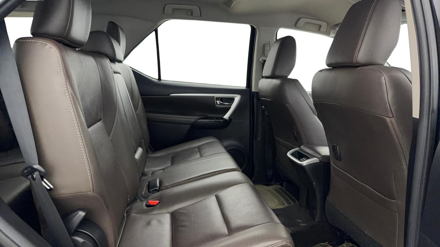 2019 Toyota Fortuner 2.7 4X2 AT, Petrol, Automatic, 24,901 km, Right Side Rear Door Cabin