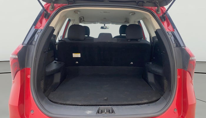 2022 Mahindra XUV700 MX P MT 5 STR, Petrol, Manual, 29,161 km, Boot Open Zoomed View