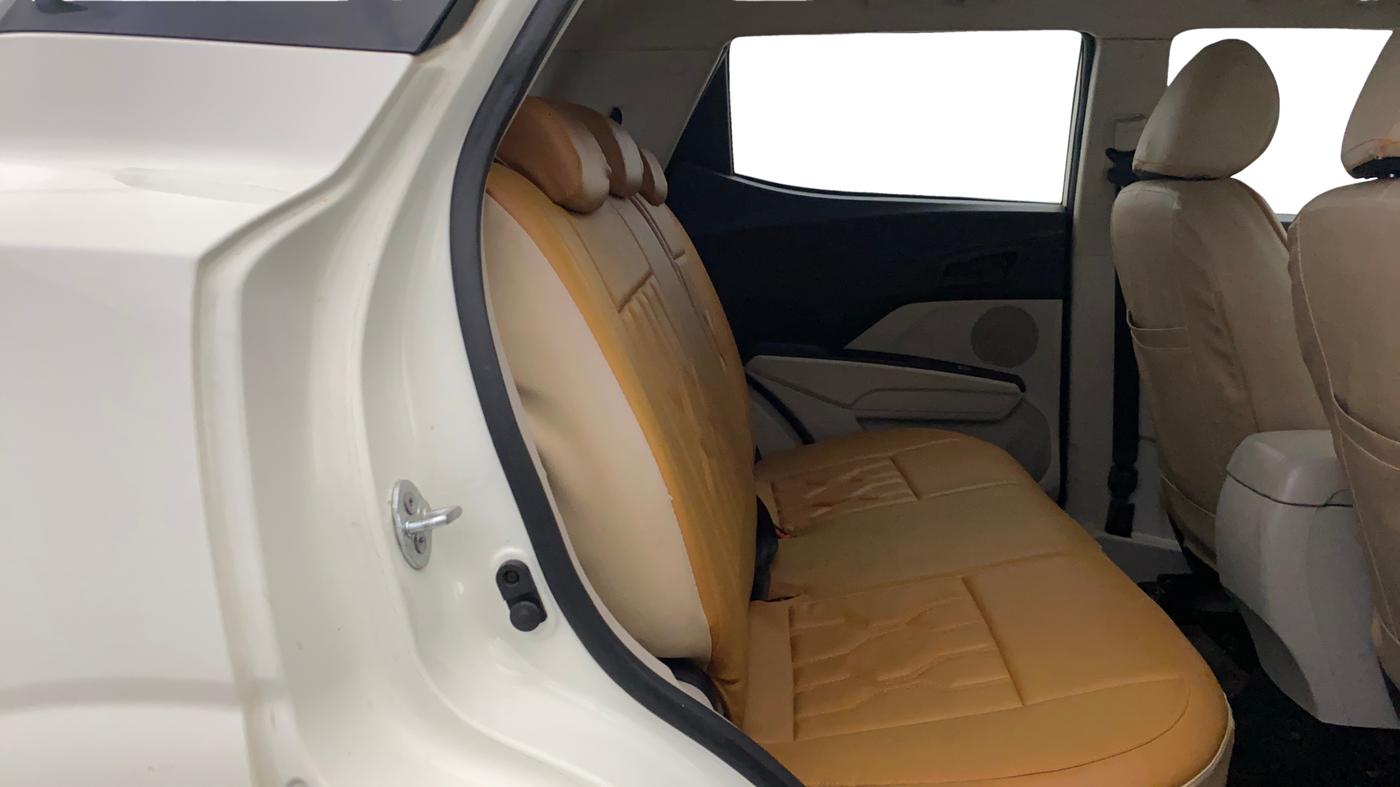 2020 Mahindra XUV300 W6 1.2 PETROL, Petrol, Manual, 15,386 km, Right Side Rear Door Cabin