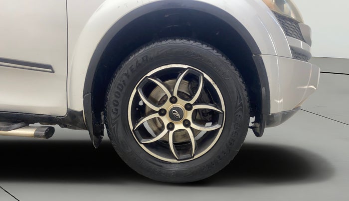 2015 Mahindra XUV500 W6, Diesel, Manual, 1,33,678 km, Right Front Wheel