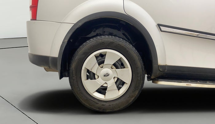 2017 Mahindra XUV500 W6 AT, Diesel, Automatic, 1,01,564 km, Right Rear Wheel