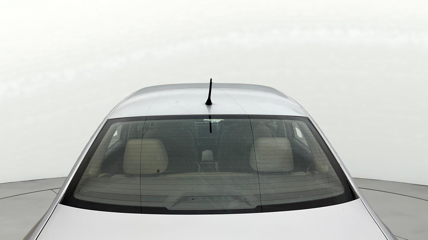 2015 Volkswagen Vento HIGHLINE 1.6 MPI, Petrol, Manual, 1,17,338 km, Rear Windshield