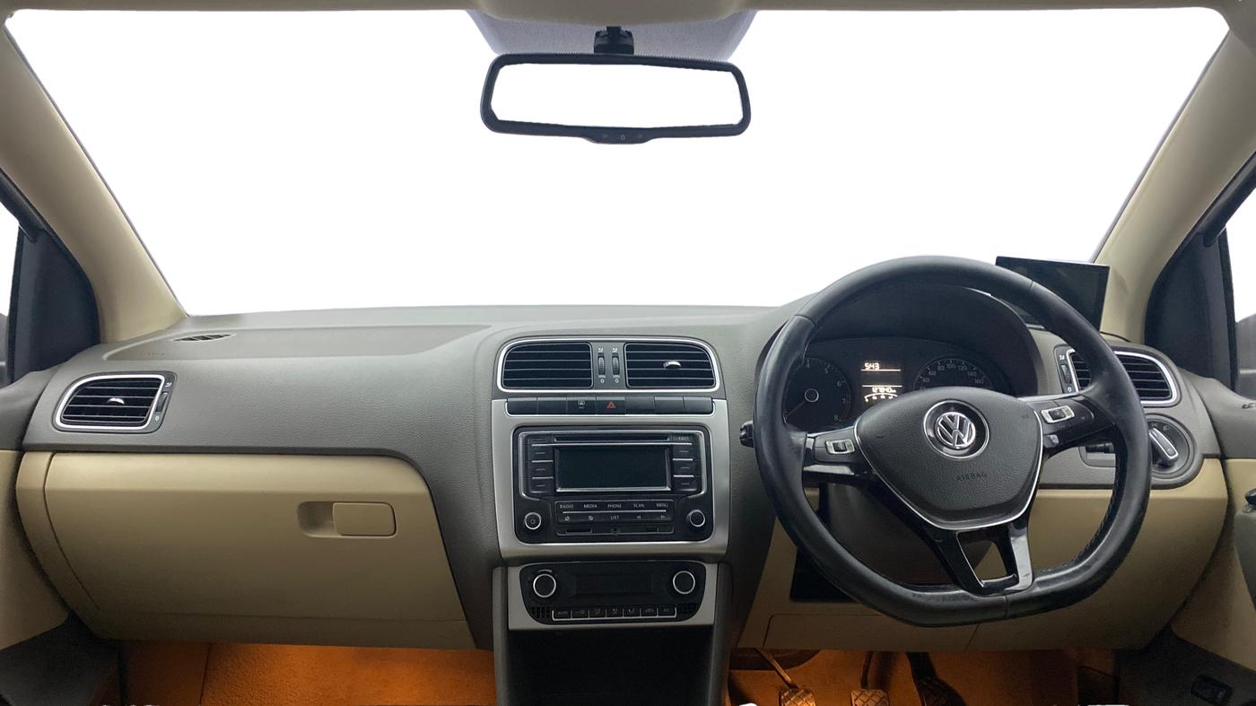 2015 Volkswagen Vento HIGHLINE 1.6 MPI, Petrol, Manual, 1,27,839 km, Dashboard