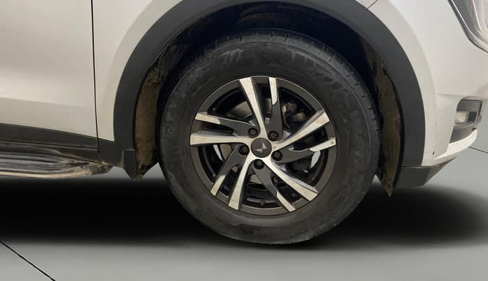 2022 Mahindra XUV700 AX 5 P MT 5 STR, Petrol, Manual, 46,675 km, Right Front Wheel