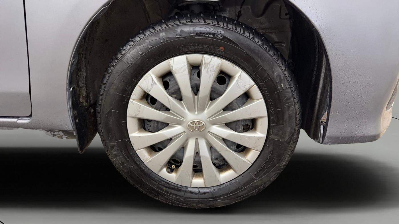 2018 Toyota Etios Liva V, Petrol, Manual, 33,406 km, Right Front Wheel