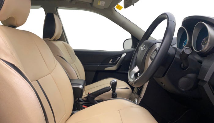 2018 Mahindra XUV500 W9, Diesel, Manual, 95,179 km, Right Side Front Door Cabin
