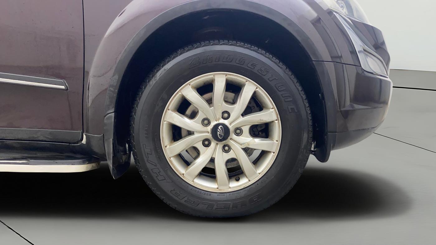 2016 Mahindra XUV500 W10 AT, Diesel, Automatic, 1,15,749 km, Right Front Wheel