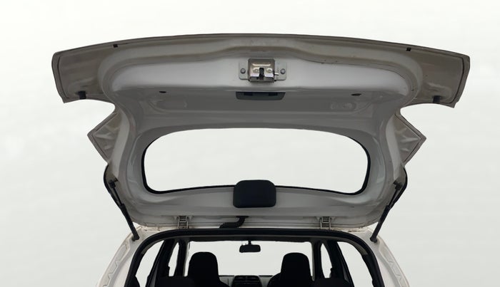 2017 Renault Kwid RXT 1.0 AMT (O), Petrol, Automatic, 28,074 km, Boot Door Open