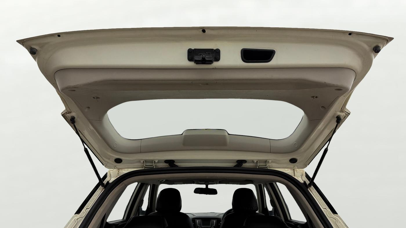 2022 Mahindra XUV300 W6 1.2 PETROL AMT, Petrol, Automatic, 1,14,527 km, Boot Door Open