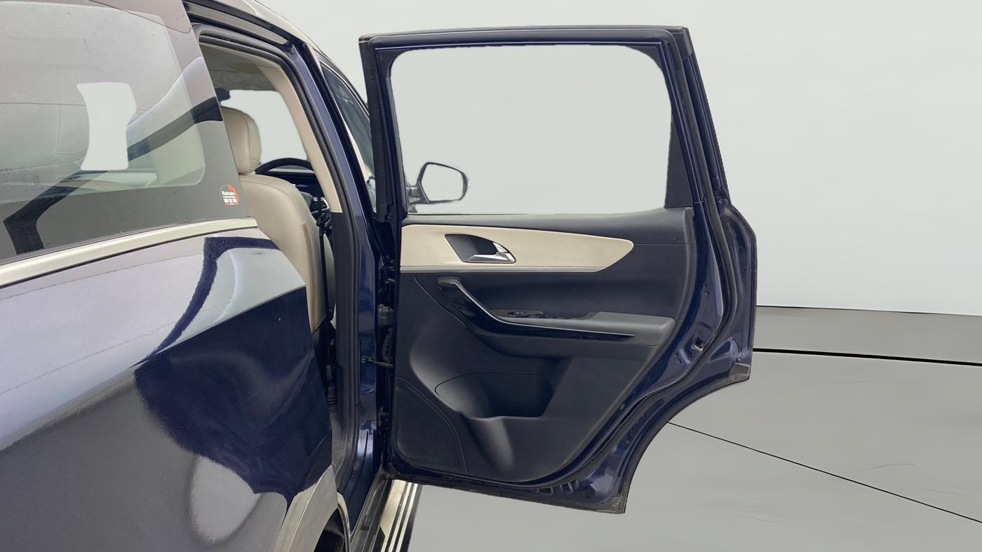 2021 Mahindra XUV700 AX 7 LUXURY P AT 7 STR, Petrol, Automatic, 79,856 km, RHS Rear Door