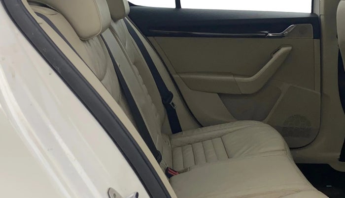 2015 Skoda Octavia ELEGANCE 1.8 TSI AT, Petrol, Automatic, 77,584 km, Right Side Rear Door Cabin