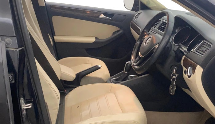 2015 Volkswagen Jetta HIGHLINE TDI AT, Diesel, Automatic, 1,35,517 km, Right Side Front Door Cabin