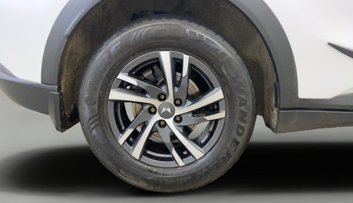 2022 Mahindra XUV700 AX 5 P MT 5 STR, Petrol, Manual, 52,998 km, Right Rear Wheel