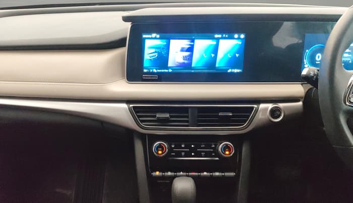 2025 Mahindra XUV700 AX 7 LUXURY P AT 7 STR, Petrol, Automatic, 8,456 km, Air Conditioner