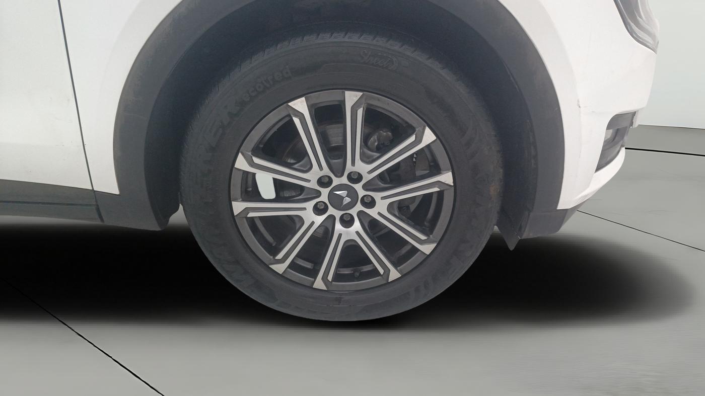 2023 Mahindra XUV700 AX 7 LUXURY P AT 7 STR, Petrol, Automatic, 42,955 km, Right Front Wheel