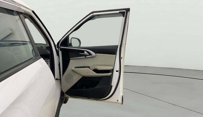 2023 KIA CARENS PRESTIGE 1.5 DIESEL IMT 7 STR, Diesel, Manual, 1,02,184 km, RHS Front Door