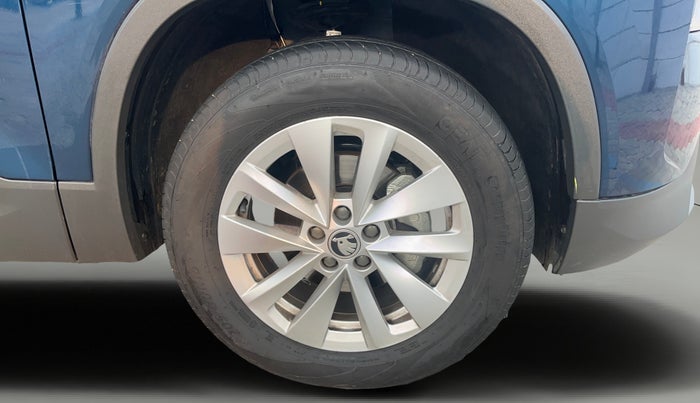 2025 Skoda KUSHAQ  Signature 1.0L TSI MT , Petrol, Manual, 4,742 km, Right Front Wheel