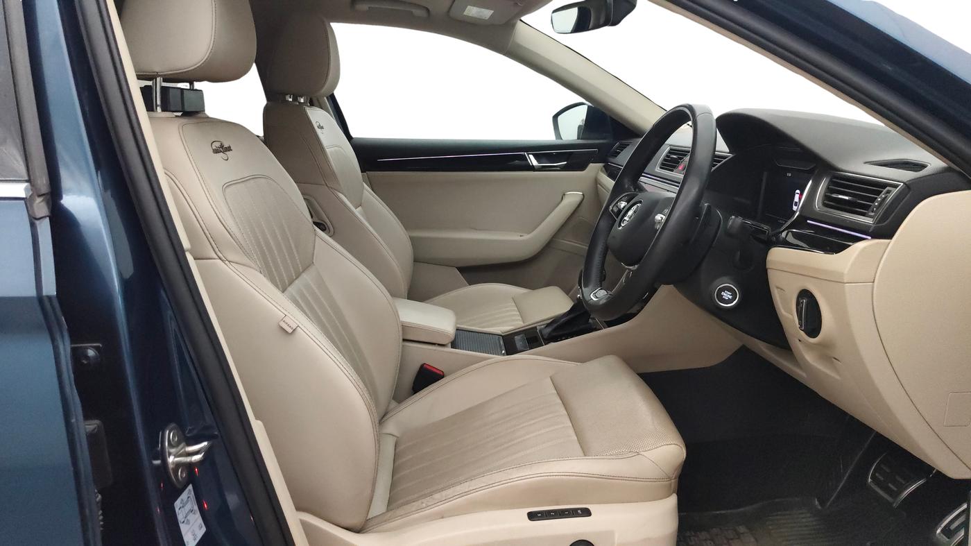 2022 Skoda Superb L&K 2.0 TSI AT, Petrol, Automatic, 61,943 km, Right Side Front Door Cabin