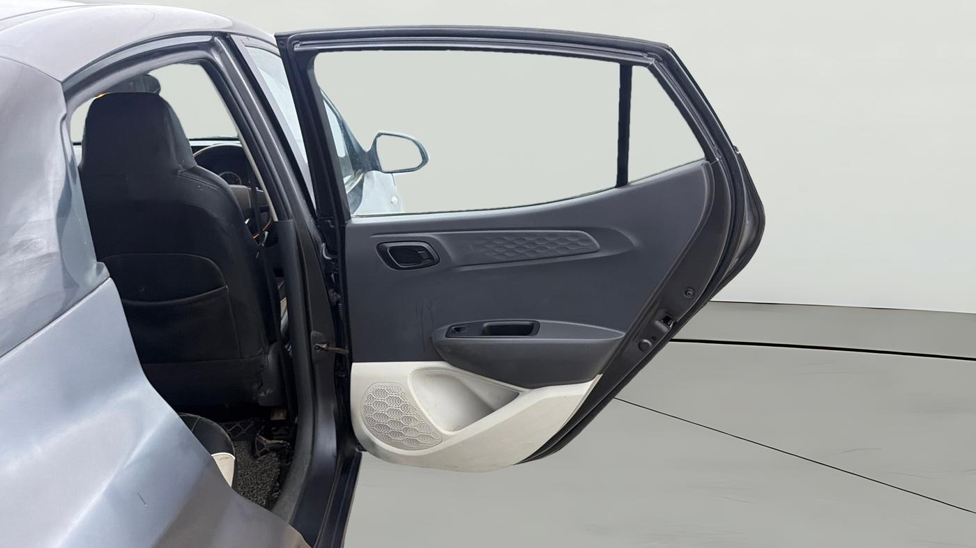 2022 Hyundai AURA S 1.2 CNG, CNG, Manual, 70,843 km, RHS Rear Door