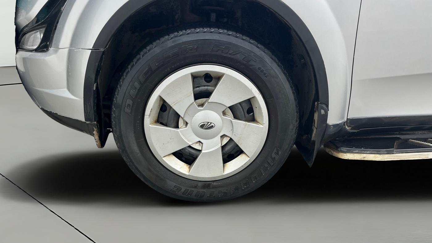 2017 Mahindra XUV500 W6, Diesel, Manual, 90,003 km, Left Front Wheel