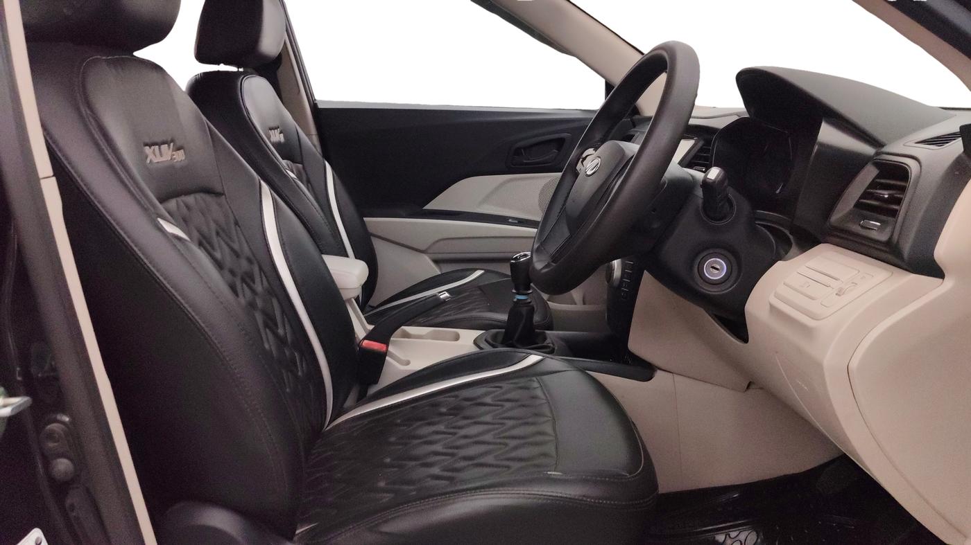 2022 Mahindra XUV300 W4 1.2 PETROL, Petrol, Manual, 1,07,747 km, Right Side Front Door Cabin