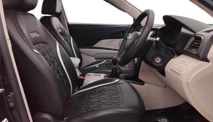 2022 Mahindra XUV300 W4 1.2 PETROL, Petrol, Manual, 1,07,747 km, Right Side Front Door Cabin