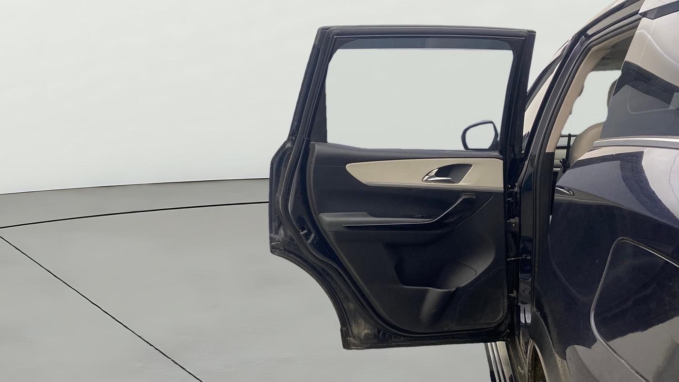 2023 Mahindra XUV700 AX 7 LUXURY P AT 7 STR, Petrol, Automatic, 36,034 km, LHS Rear Door