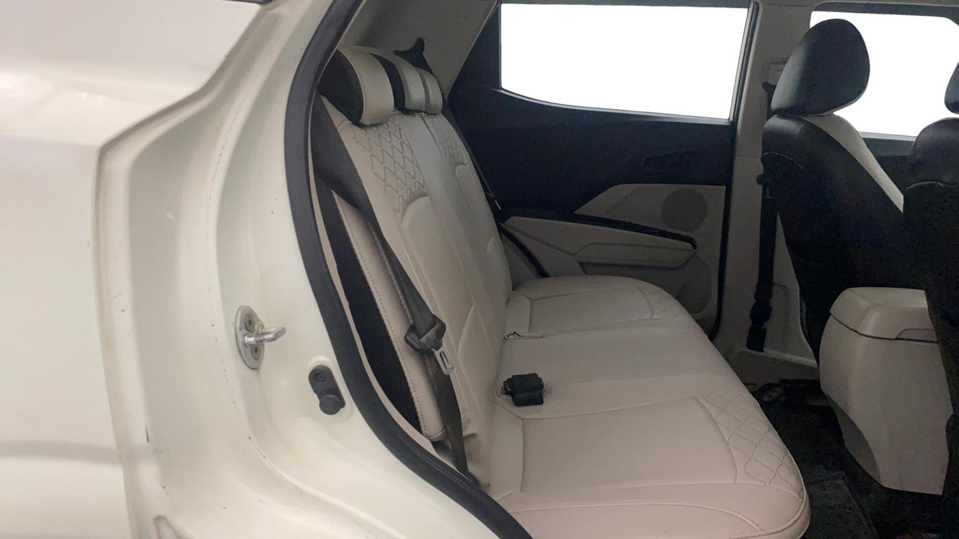 2020 Mahindra XUV300 W6 1.2 PETROL, Petrol, Manual, 1,23,203 km, Right Side Rear Door Cabin