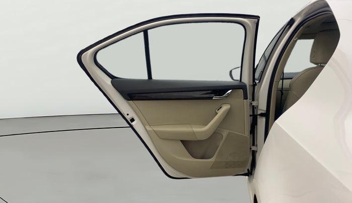 2015 Skoda Octavia STYLE PLUS AT 1.8 TSI, Petrol, Automatic, 1,08,777 km, LHS Rear Door