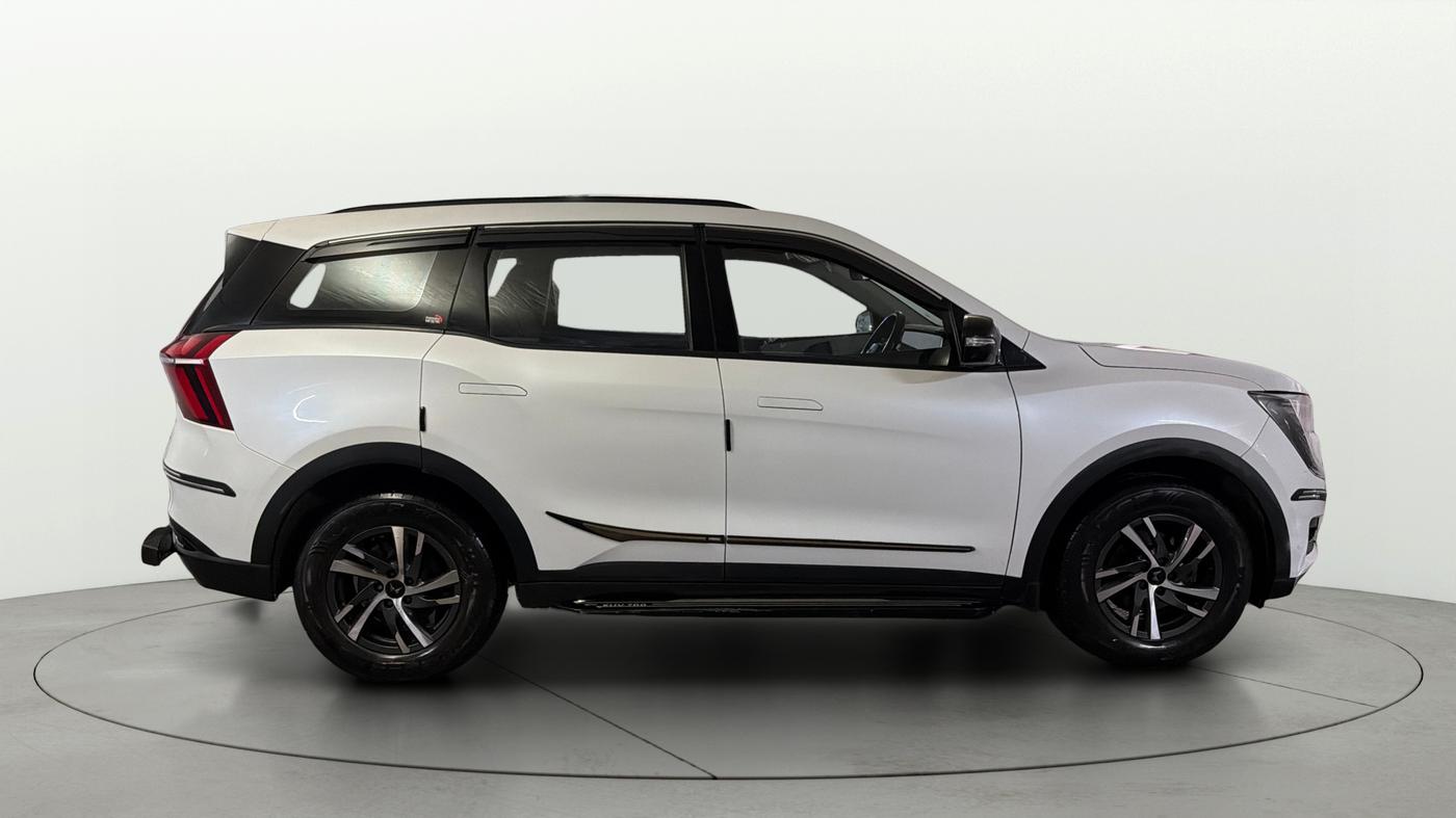 2024 Mahindra XUV700 AX 5 P MT 7 STR, Petrol, Manual, 39,411 km, Right Side View
