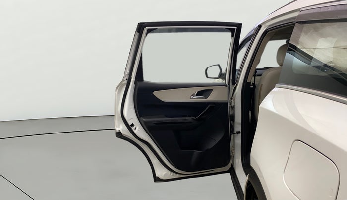 2021 Mahindra XUV700 AX 7 LUXURY D AT 7 STR, Diesel, Automatic, 92,703 km, LHS Rear Door