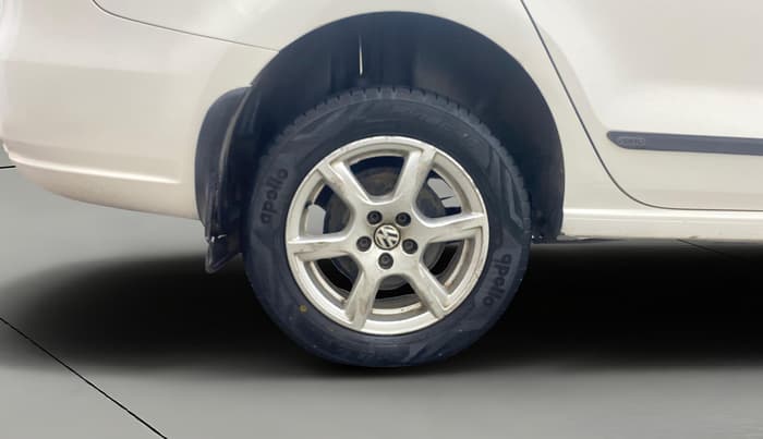 2014 Volkswagen Vento HIGHLINE DIESEL 1.6, Diesel, Manual, 1,05,013 km, Right Rear Wheel