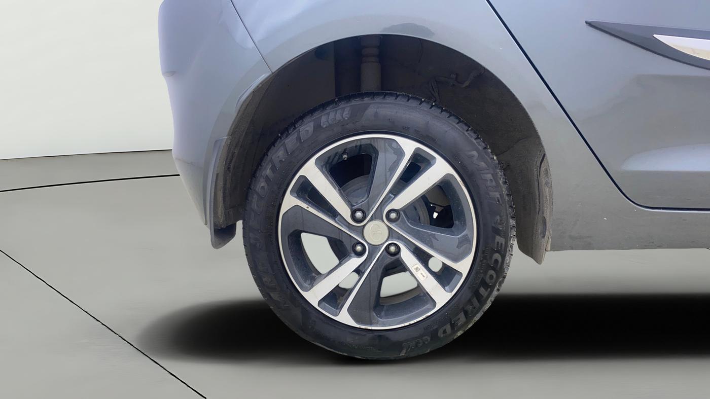 2024 Tata ALTROZ XZA Lux, Petrol, Automatic, 17,688 km, Right Rear Wheel