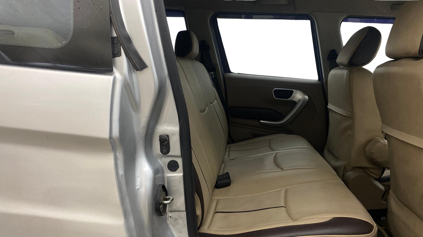 2018 Mahindra TUV300 T8, Diesel, Manual, 1,16,362 km, Right Side Rear Door Cabin