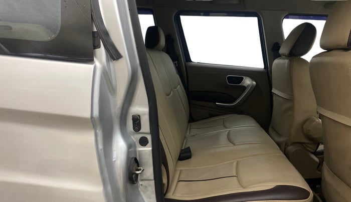 2018 Mahindra TUV300 T8, Diesel, Manual, 1,16,362 km, Right Side Rear Door Cabin