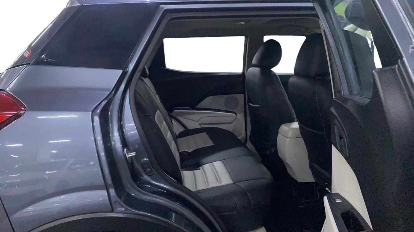 2023 Mahindra XUV300 W6 1.2 PETROL, Petrol, Manual, 41,020 km, Right Side Rear Door Cabin