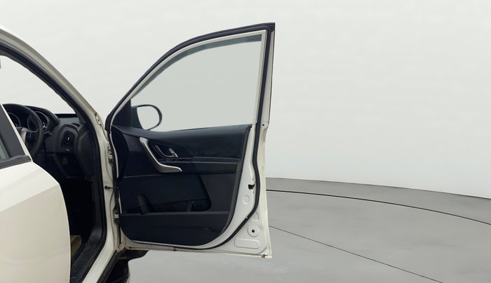 2020 Mahindra XUV500 W7, Diesel, Manual, 79,587 km, RHS Front Door