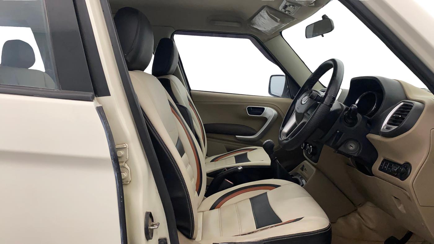 2017 Mahindra TUV300 T8, Diesel, Manual, 87,345 km, Right Side Front Door Cabin