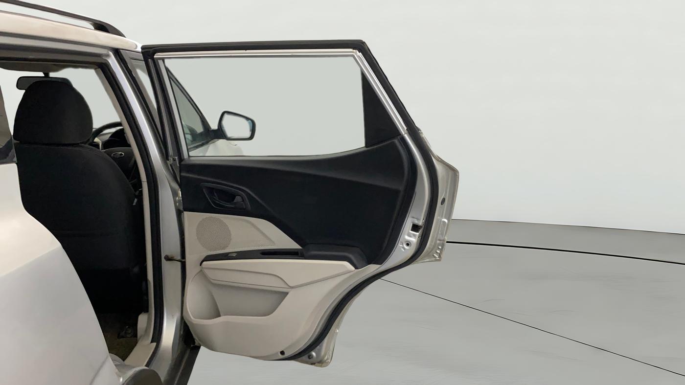 2020 Mahindra XUV300 W6 1.2 PETROL, Petrol, Manual, 1,16,712 km, RHS Rear Door