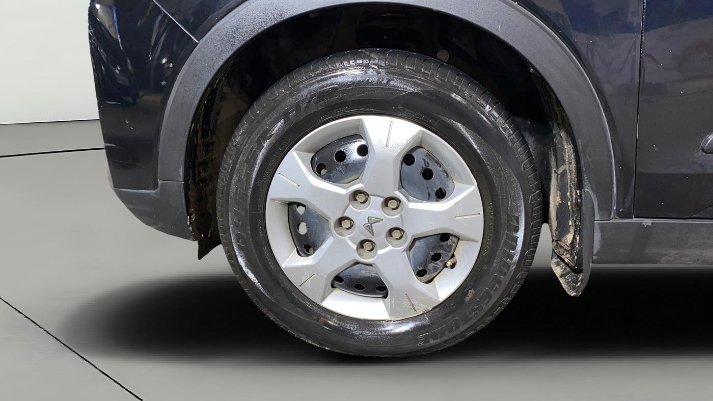 2023 Mahindra XUV300 W6 1.2 PETROL, Petrol, Manual, 8,518 km, Left Front Wheel