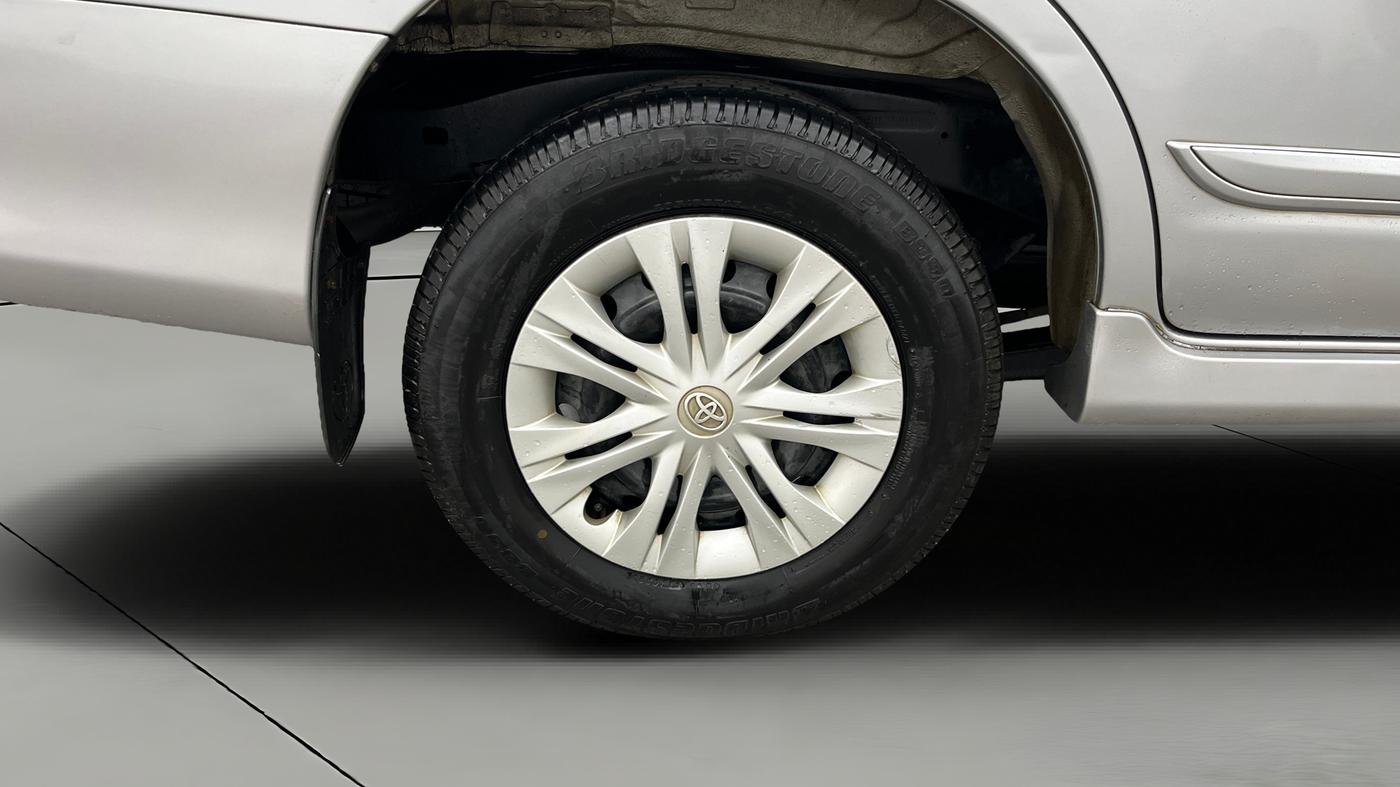 2015 Toyota Innova 2.5 GX 7 STR, Diesel, Manual, 1,10,102 km, Right Rear Wheel