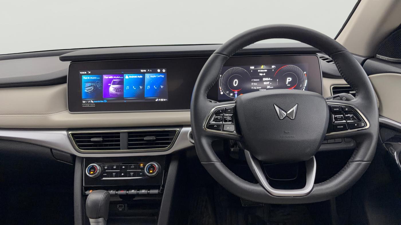 2024 Mahindra XUV700 AX 7 Luxury Pack Petrol AT 6 STR, Petrol, Automatic, 32,191 km, Steering Wheel Close Up
