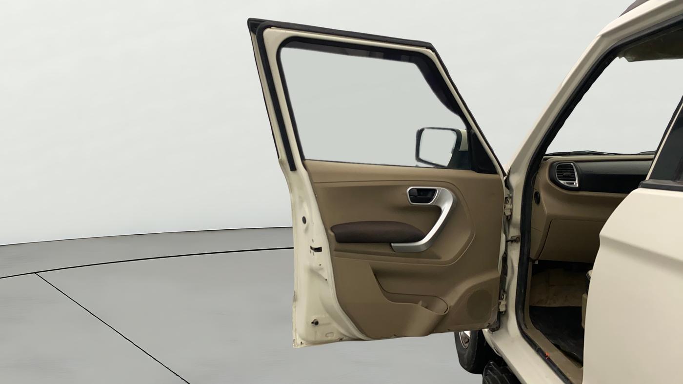 2017 Mahindra TUV300 T8, Diesel, Manual, 87,345 km, LHS Front Door