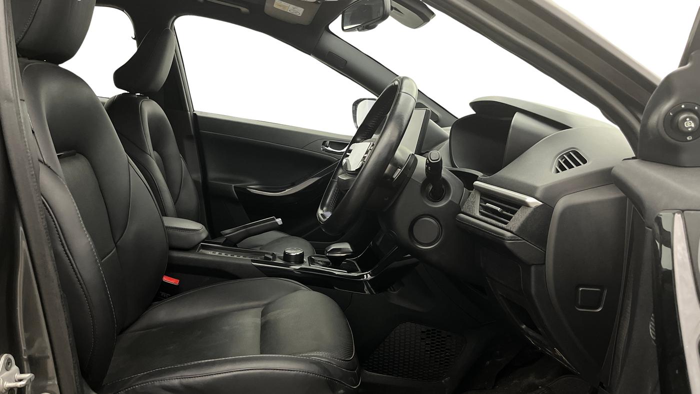 2023 Tata NEXON FEARLESS PURPLE + SUNROOF DUAL TONE 1.2 PETROL, Petrol, Manual, 20,347 km, Right Side Front Door Cabin