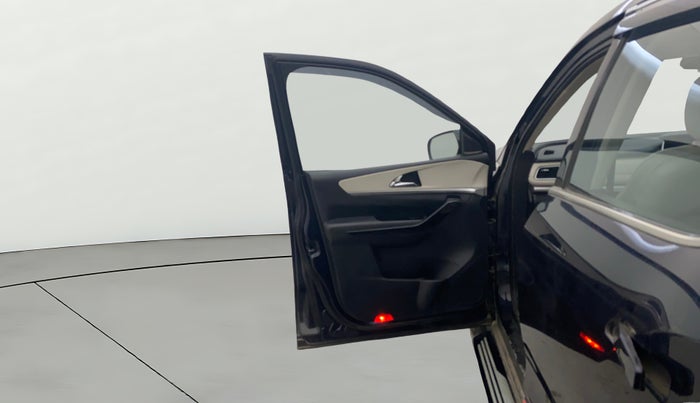 2022 Mahindra XUV700 AX 7 LUXURY P AT 7 STR, Petrol, Automatic, 76,554 km, LHS Front Door