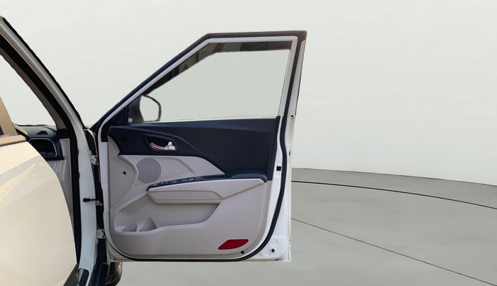 2022 Mahindra XUV300 W8 (O) 1.2 PETROL, Petrol, Manual, 80,884 km, RHS Front Door